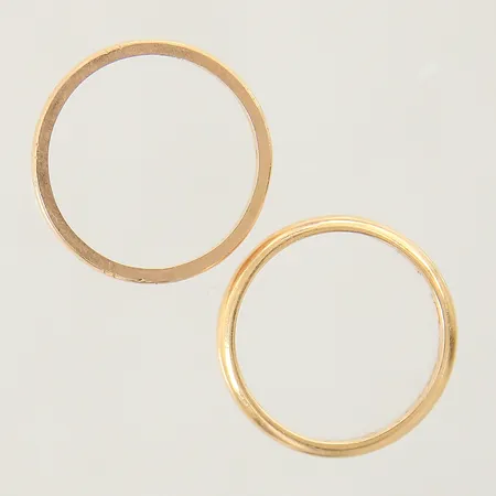 2 ringar släta stl:18¾/18¾ bredd 2,3-2,5mm gravyr samt repiga 18K  Vikt: 6,4 g