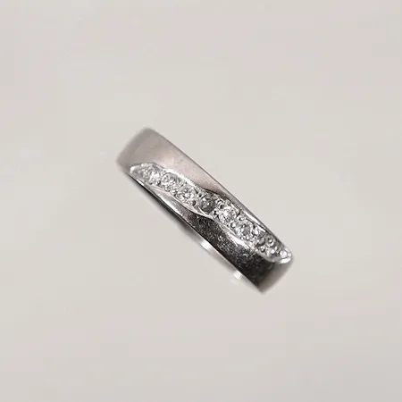 Ring med diamanter 7x 0,02ct Ø17,5mm vitguld 18k 1st sten saknas med gravyr Vikt: 5,5 g