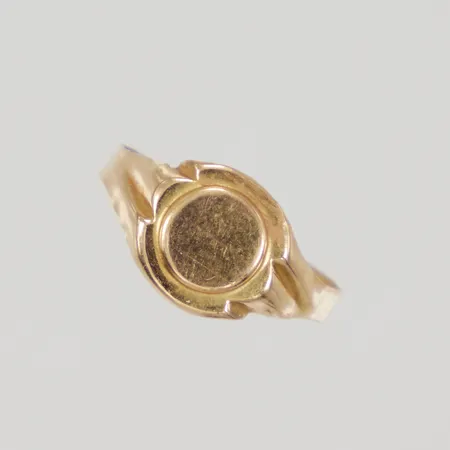 Barnring stl:13¼ bredd 2-7,6mm, vass, skadad skena, ojämn skena, ostämplad 18K,  Vikt: 0,3 g