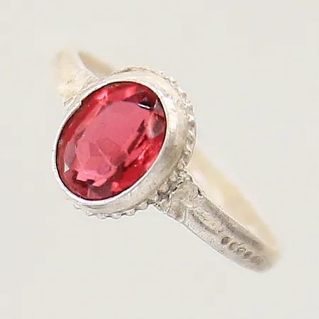 Ring med röd sten stl 13¾ bredd 2-8mm sten med repor samt nagg silver 830/1000 Vikt: 0,8 g