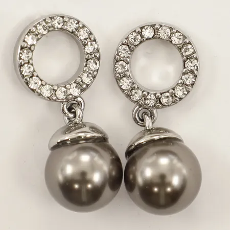 Ett par örhängen med vita stenar samt imitations pärlor längd 25,5mm Ø9,8-11mm DYRBERG KERN vitmetall box