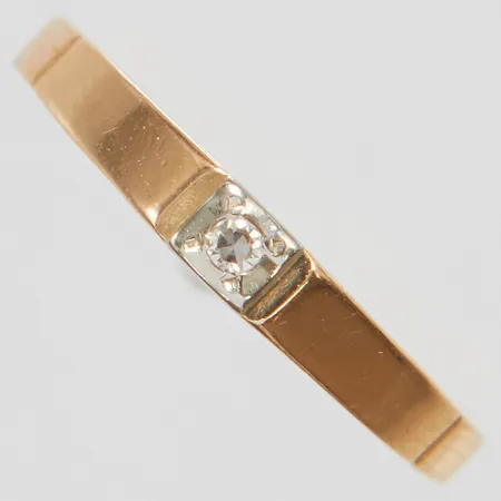 Ring med diamant 1 x ca0,02ct stl:17, bredd 2-3mm, 18K Vikt: 1,5 g