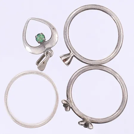 3 Ringar och 1 Hänge stl:15½ delvis med stenar silver 830-925/1000 Vikt: 6,8 g