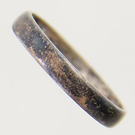 Ring slät stl:17¾ bredd 2,6mm oxidering, gravyr 830/1000 Vikt: 1,5 g