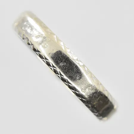Ring stl:19, bredd 3 mm, gravyr, vitguld, 18K. Vikt: 3,4 g