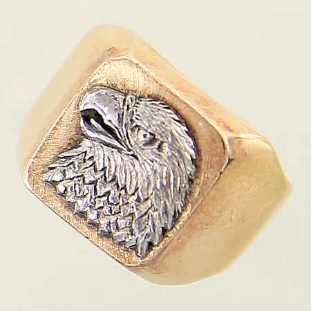 Ring med motiv av örn stl:14¾ bredd 4,9-12,3mm vitguldsdetaljer, repig 18K Vikt: 9,4 g