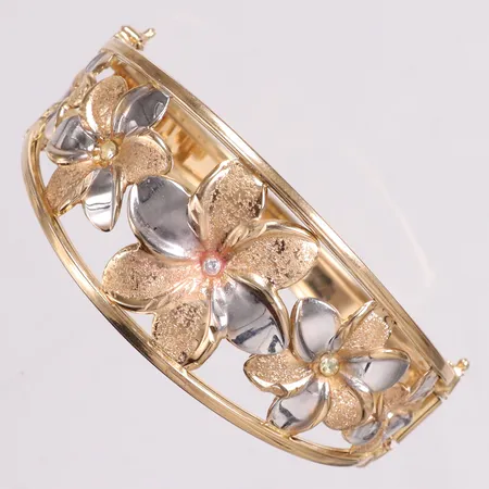 Stel armring öppningsbar tvåfärgat genombruten blomdekor Ø6cm bredd 7,7-27,2mm 18K Vikt: 19,4 g