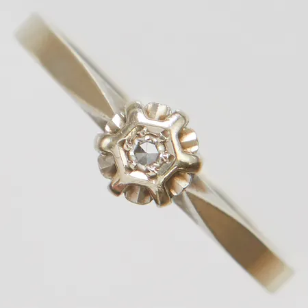 Ring med diamant 1 x ca 0,02ct, stl:17, bredd 1,5-5,5mm, 18K Vikt: 1,9 g