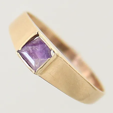 Ring med lila sten stl:18½ bredd 1,8-5,mm sliten fattning, repig 14K  Vikt: 1,6 g
