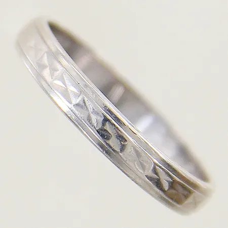 Ring mönstrad stl:20½ bredd 3,7mm vitguld, gravyr 18K  Vikt: 4,1 g