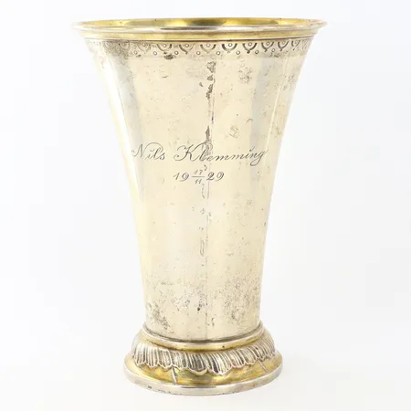 Pokal höjd 16,5cm, bredd ca Ø12cm, gravyr, silver 830/1000 Vikt: 233,6 g