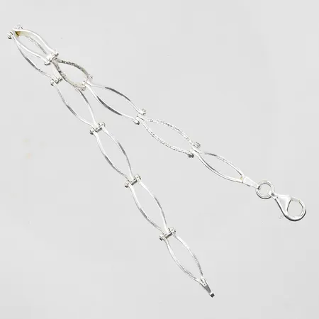 Armband med delvis matterad yta längd 18 cm bredd 5 mm, silver 925/1000. Vikt: 7 g