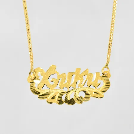 Collier med namn, längd 40 cm, länkens bredd 2 mm, 21K. Vikt: 6,1 g