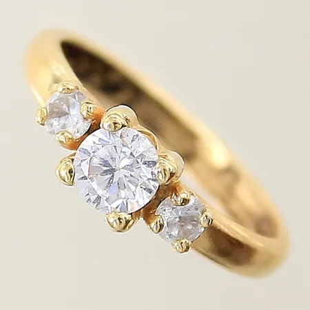 Ring med vita stenar stl:17 bredd 16¾ GHA 18K Vikt: 1,2 g