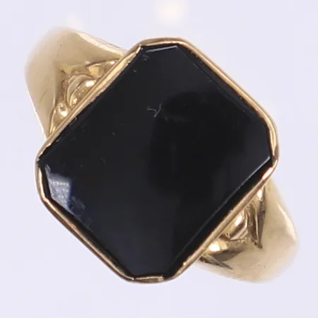 Ring med svart sten troligen onyx stl:17½ bredd 3-12mm svenska stämplar Stockholm 1951 stenen med repor 18K Vikt: 3,6 g