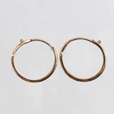 Ett par örhängen Ø15,8mm, bredd: 3mm, mindre ojämnheter, 18K Vikt: 0,8 g