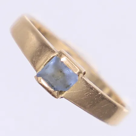 Ring ljusblå sten stl:18 bredd 2-5mm kraftigt slitage 18K Vikt: 4 g