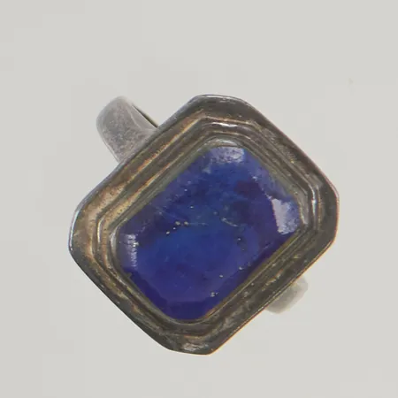 Ring med blå imitationssten stl: 18¼ bredd 2,4-17,9mm, 925/1000 silver, Bruttovikt: 6,1g. 