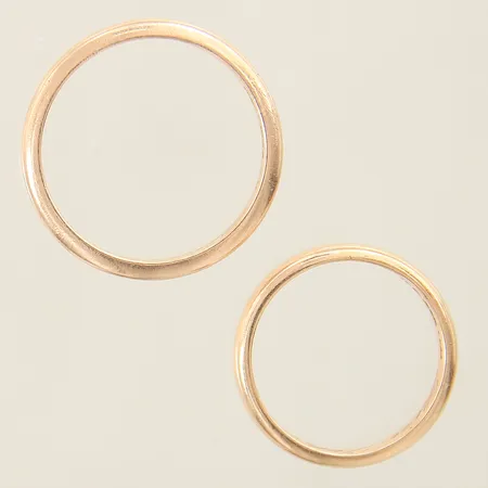 2 ringar släta stl:18½/21¼ bredd 2,5-2,9mm gravyr 14K  Vikt: 7,6 g