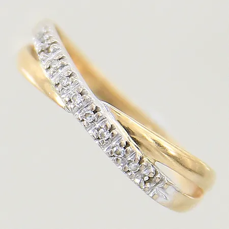Ring med diamanter 8x ca 0,005ct stl:18¾ bredd 1,8-4mm vitguldsdetalj, 2st stenar saknas 18K  Vikt: 1,7 g