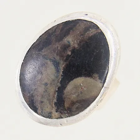 Ring med sten stl:19 bredd 6-27mm repig samt bucklig skena silver 830/1000 Vikt: 14,3 g
