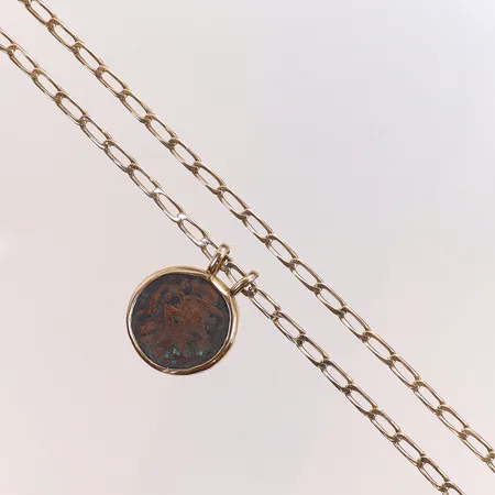 Kedja 48cm bredd 3mm 14K med integrerat hänge i 18K (med mynt/plakett i koppar) bruttovikt 23,5g 