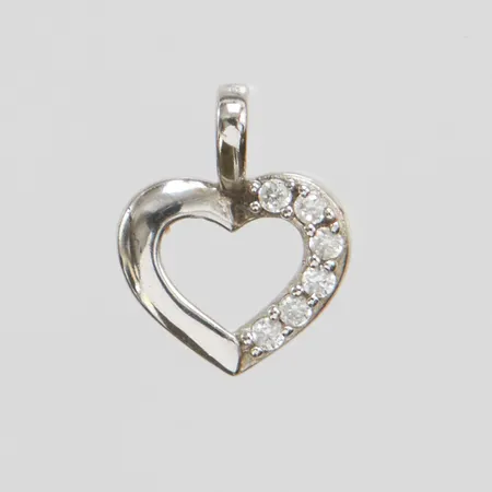 Hänge hjärta med vita stenar längd inkl ögla ca 1cm, bredd ca 1cm, silver 925/1000 Vikt: 0,3 g