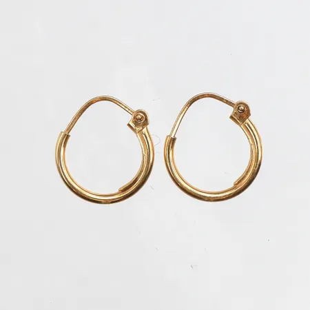 Ett par örhängen, Ø13mm, bredd: 1,6mm, italienska stämplar, 18K Vikt: 0,9 g