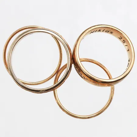 Fyra ringar med gravyr, Stl:16-16½, 18K Vikt: 15,6 g