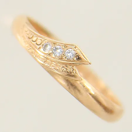 Ring med diamanter 0,03ctv enligt gravyr stl:18¼ bredd 2,7-5mm gravyr 18K Vikt: 3 g