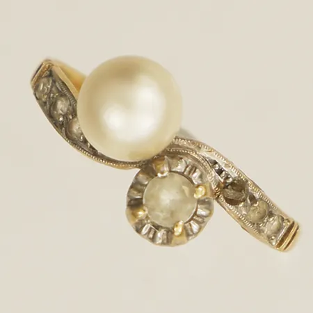 Ring med pärla och vita stenar stl:17¾ bredd 1,8mm 18K Vikt: 2,5 g