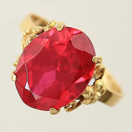 Ring med syntetisk röd spinell stl 17 bredd 2-13mm 18K Vikt: 3,5 g