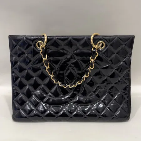 Väska Chanel Grand Shopping Tote svart quiltat lackläder med detaljer i gulmetall mått 33x24x17cm, bruksslitage, läder samt sömmar invändigt med slitage, dustbag ej original, inga övriga tillbehör