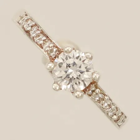 Ring med vita stenar stl:16¼ bredd 2,1-6,3mm silver 925/1000 Vikt: 1,8 g