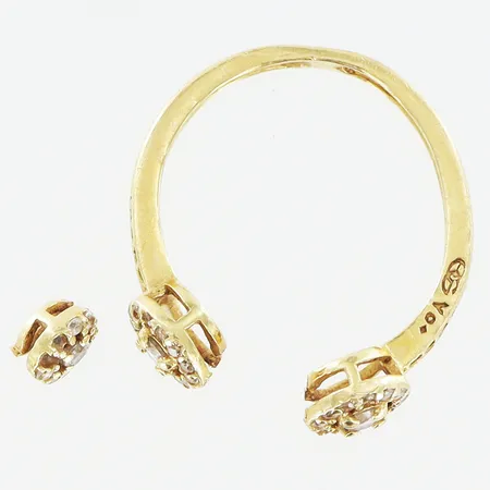 Ring vita stenar defekt 18K. Vikt: 2,1 g