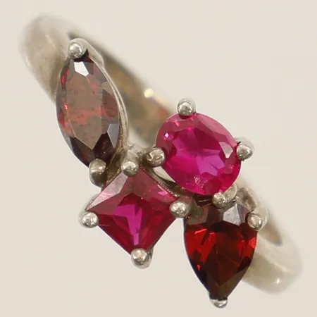 Ring med röd samt rosa stenar stl:17 bredd 9,2mm GHA silver 925/1000 Vikt: 4,1 g