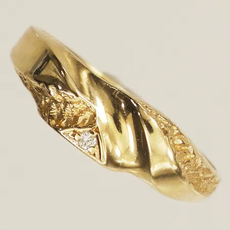 Ring med diamant 1xca0,01ct enligt gravyr stl:17 bredd 5,8mm Västerås Guld AB år 1995 18K Vikt: 2,1 g