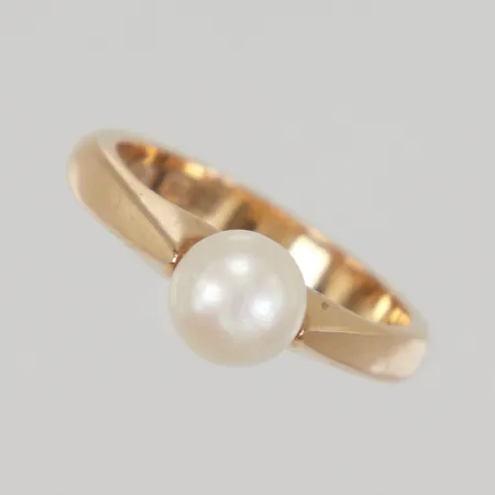 Ring med pärla Ø 6,6mm, stl 17, bredd 3-6,5mm, 18K Vikt: 4,4 g