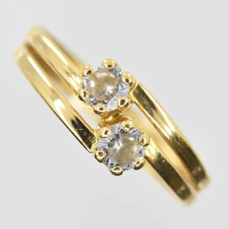 Ring med vita stenar stl:19½ GHA, bredd 3-7 mm, 18K. Vikt: 1,1 g