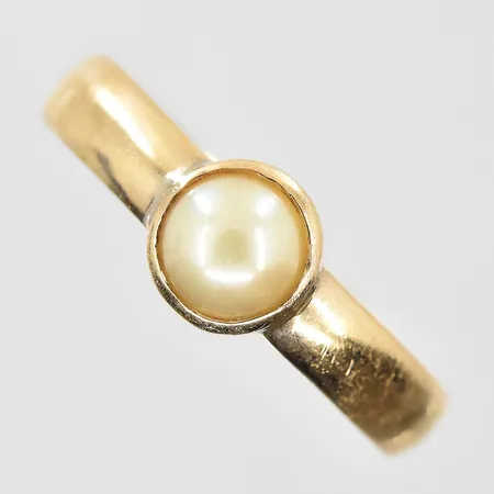 Ring med syntetisk pärla stl:19¼, bredd 4 mm, 18K. Vikt: 3,3 g