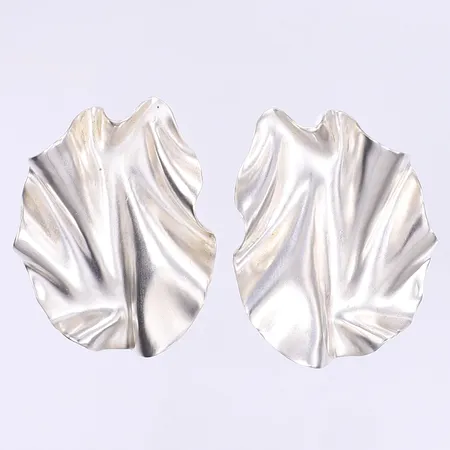 Ett par örhängen Clara Fina modell Satin musselformade 32x40mm silver 925/1000 Vikt: 19 g