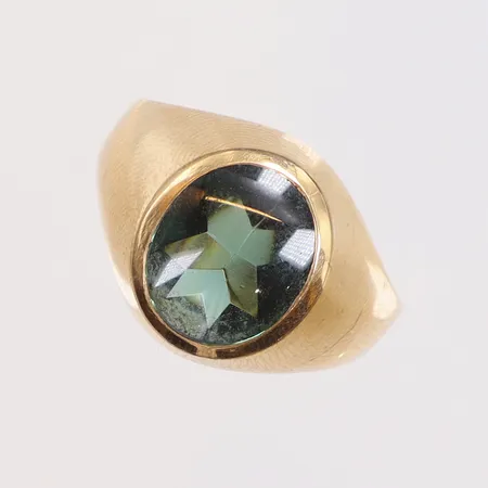 Ring med slipad grön sten stl:20½ bredd 3-14mm SWL (Ljungström Guldvarufabrik) Stockholm 1962, 18K Vikt: 4,6 g