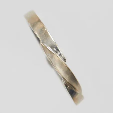 Ring stl: 18¼, bredd 2mm, vitguld, personlig gravyr, 18K Vikt: 2,6 g
