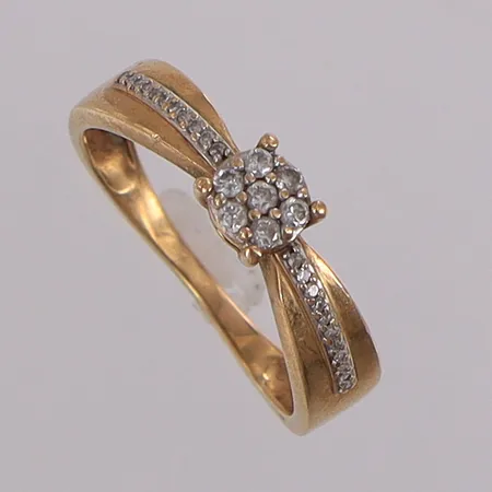Ring med 8/8-slipade diamanter ca 7x0,015ct, 22xca0,005ct, mindre buckla, något skev, GHA. 18K Vikt: 2,7 g