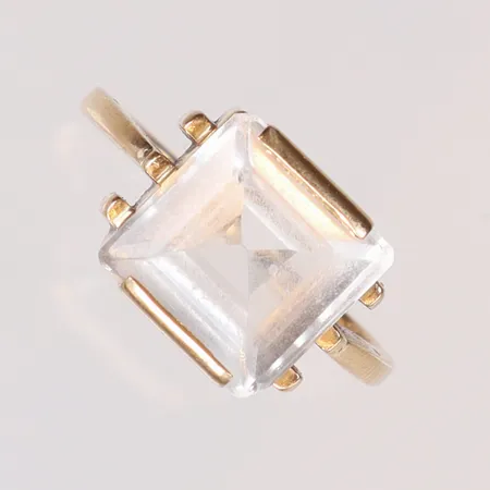 Ring med slipad vit sten stl:17½ bredd 1-9mm gravyr 18K Vikt: 4,6 g