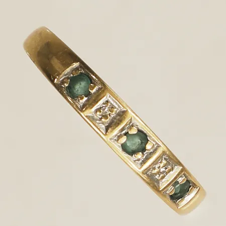 Ring med diamanter 2x0,005ct och troligtvis smaragder stl:19 bredd 1,7mm en sten skadad 18K Vikt: 2,3 g