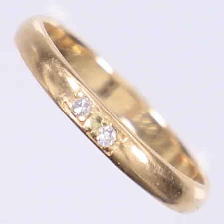 Ring med diamanter 2xca 0,01ct stl:18 bredd 2mm gravyr 18K Vikt: 2,7 g