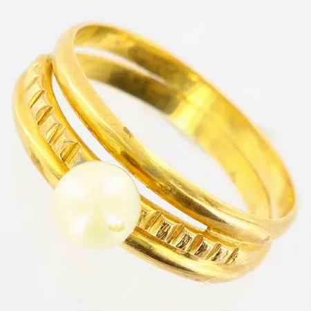 Ring med odlad pärla Ø5mm, stl:16½, bredd 3,5-6mm, limrester på pärla, 18K Vikt: 2,8 g