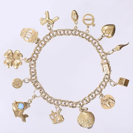 Armband Bismarck med 13 berlocker delvis stenar/pärla 19cm bredd 5mm svenska stämplar 1959 en låsåtta och pärlan defekt 18K Vikt: 25 g