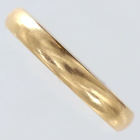 Ring slät stl:19¾ bredd 3,5mm gravyr 18K.  Vikt: 3,9 g